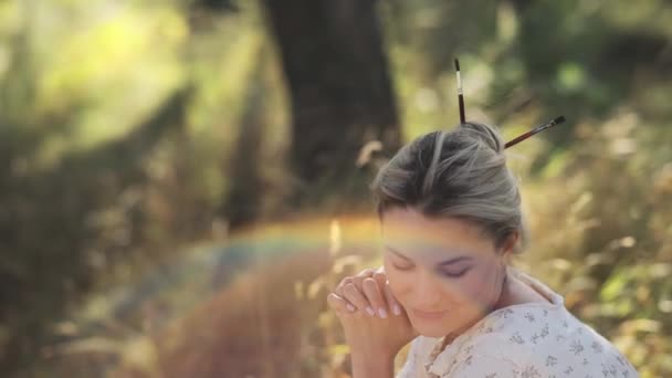 Krásná Blondýnka Odpočívající Parku Při Západu Slunce Dívám Kamery Přírodní — Stock video