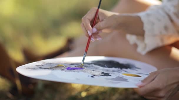 Μια Νεαρή Ταλαντούχα Καλλιτέχνης Ζωγραφίζει Μια Εικόνα Έναν Καμβά Ένα — Αρχείο Βίντεο