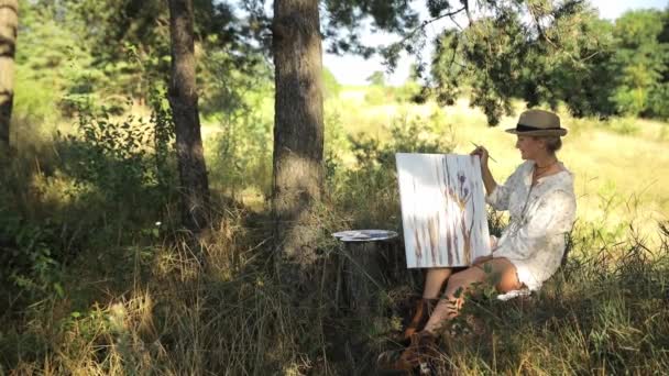 Artista Bonito Talentoso Pinta Quadro Sobre Tela Com Tintas Óleo — Vídeo de Stock