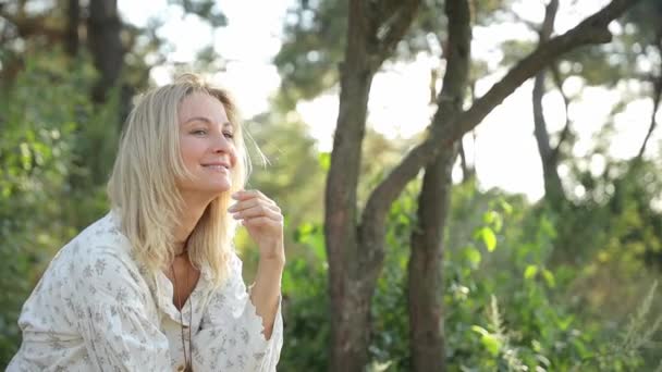 Módní Krásná Blondýnka Baví Odpočívá Pod Stromem Podzimním Lese Užívání — Stock video