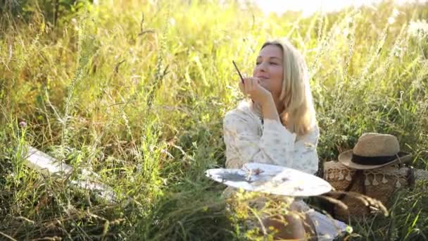 Fată Frumoasă Iarbă Înaltă Pictează Imagine Vopsele Acrilice Femeie Odihnește — Videoclip de stoc