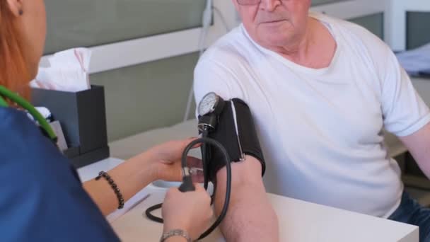 Médico Profissional Medindo Pressão Arterial Dos Homens Seniores Paciente Masculino — Vídeo de Stock