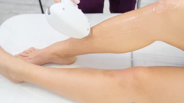 Detailní Záběr Dokonalých Ženských Nohou Během Procedury Odstraňování Chloupků Salonu — Stock video