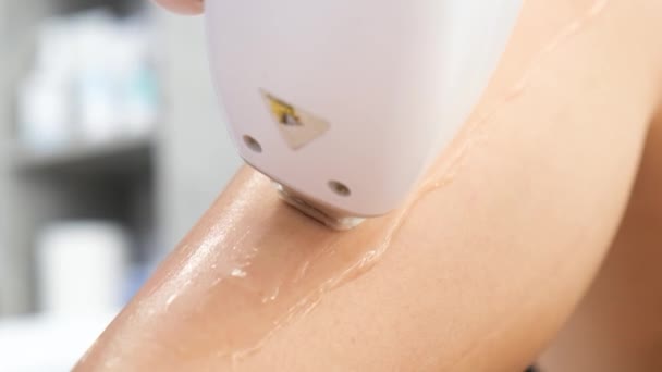 Profesjonalny Kosmetolog Usuwa Włosy Pięknych Kobiecych Nogach Pomocą Lasera Depilacja — Wideo stockowe