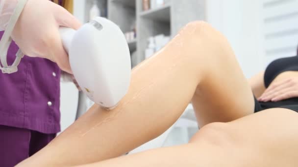 美容院でレーザー治療を受ける女性 専門の美容師は特別な軟膏とデバイスを使用しています — ストック動画