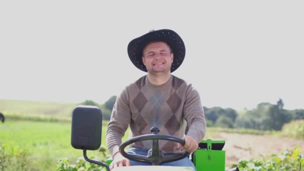 Granjero Mini Tractor Conduciendo Campo Cultivo Plantaciones Viñedos — Vídeo de stock