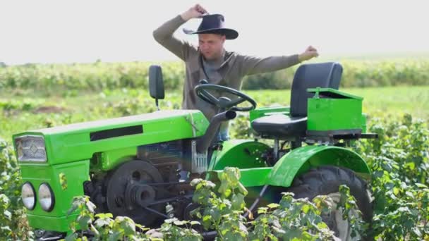 Fazendeiro Feliz Dançando Campo Perto Mini Trator Livre Pomar Agronomista — Vídeo de Stock