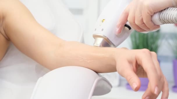 エピレーション化粧品学者は レーザーを使用して美しい女性の手の髪を除去します 手の毛の取り外し 診療所のレーザーの処置 — ストック動画