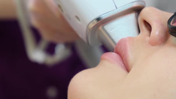 Een Vrouw Een Schoonheidssalon Neemt Een Procedure Voor Laser Ontharing — Stockvideo