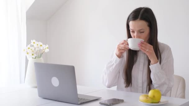 집에서 컴퓨터에서 사업가의 클로즈업 커피의 마시는 직장에서 현대적인 인테리어와 방에서 — 비디오