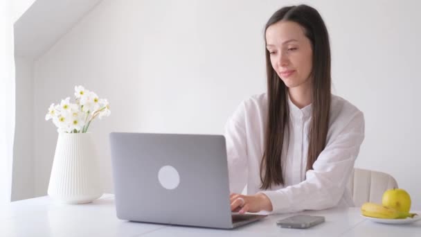 Mulher Negócios Cansada Trabalhando Computador Enquanto Sentada Uma Sala Branca — Vídeo de Stock