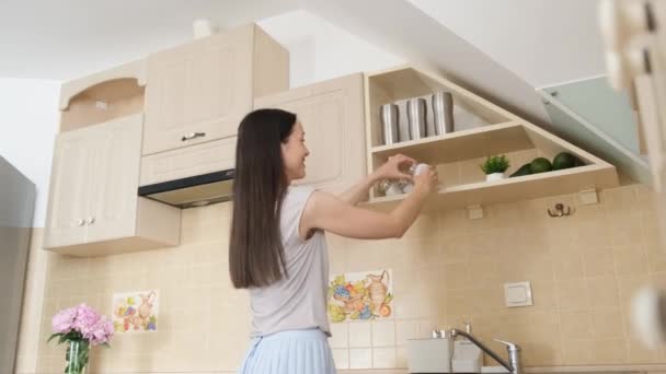 一般的なクリーニングの間に現代主婦のクリーニングの台所の食器棚 スパイス付きキッチンでオーガナイズされたラベル付きフードパントリー — ストック動画