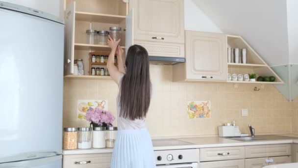Smuk Brunette Rydde Hendes Hyggelige Køkken Hjem Stil Koncept Organiseret – Stock-video