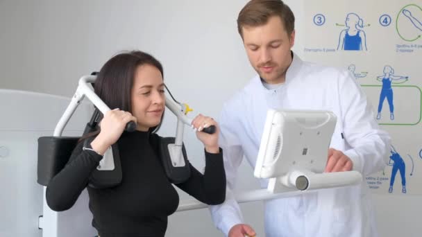 物理疗法患者在职业训练员的指导下进行物理疗法练习的病人预防和治疗背部疾病 — 图库视频影像