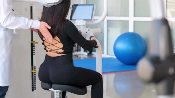 Ein Professioneller Wirbelsäulenloge Und Ein Patient Auf Einem Rückentrainer Prävention — Stockvideo