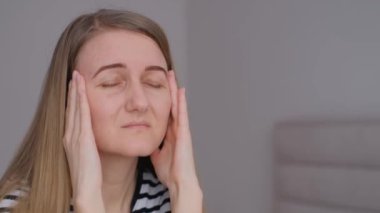 Baş dönmesi, migren, aşırı yorgunluk, sağlık ve zihinsel sağlık kavramlarını tasvir eden ofis sendromu olan baş ağrısı ve depresyon geçiren hasta bir kadın..