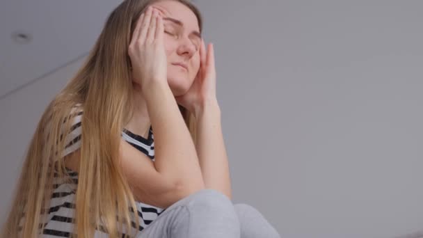 피곤한 여자가 편두통 우울증을 이마를 만지는 문제를 스트레스 — 비디오