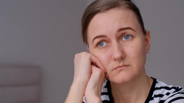 Närbild Ledsen Lyhörd Kvinna Som Sitter Ensam Tänker Relationer Personliga — Stockvideo