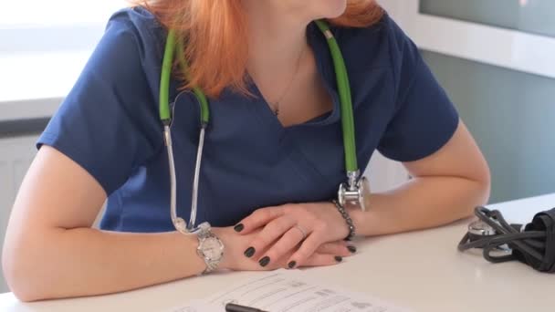 一位女医生正在和一位病人谈话 靠近点 — 图库视频影像