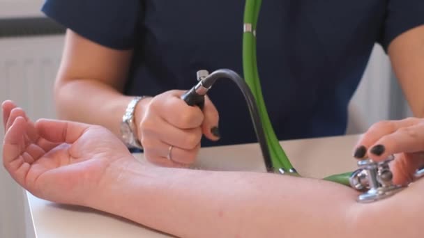 Médico Mede Pressão Arterial Dos Pacientes Fechar — Vídeo de Stock