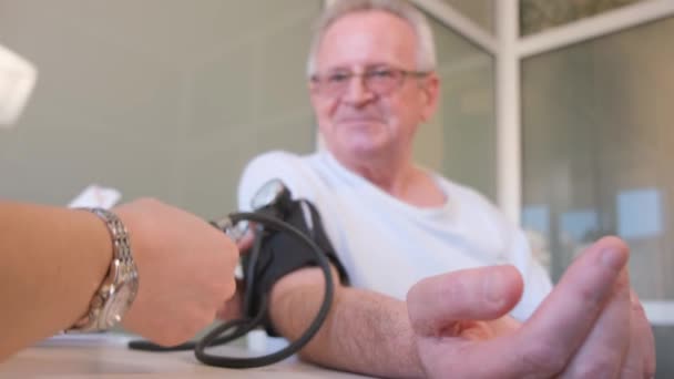Verfahren Zur Messung Des Blutdrucks Beim Mann Bluthochdruck Gefahr Eines — Stockvideo
