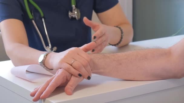 Lekarz Rodzinny Rozmawia Chorym Pacjentem Pociesza Trzymając Rękę Facet Jest — Wideo stockowe