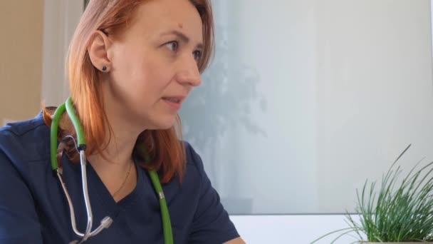 Rodinný Lékař Mluví Nemocným Pacientem Utěšuje Tím Drží Ruku Ten — Stock video