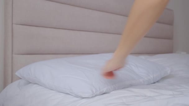 Une Femme Fatiguée Tombe Dans Son Lit Pour Dormir Fatigue — Video