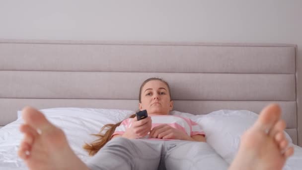 Zmęczona Kobieta Odpoczywa Łóżku Ogląda Telewizję Odpoczynek Domu — Wideo stockowe