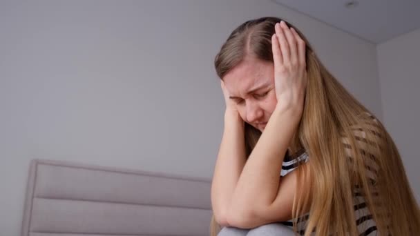 Egy Fiatal Nőnek Aki Ágyon Fáj Feje Migrén Fáradtság Depresszió — Stock videók