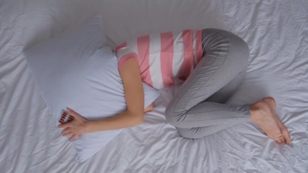 Chora Kobieta Cierpi Ból Miesiączkowy Leżąc Łóżku Kobieta Trzyma Głowę — Wideo stockowe