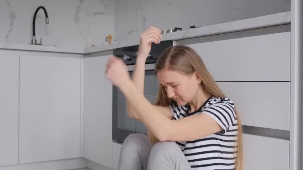 女性は家を掃除するのに疲れており キッチンルームの床に座っている 疲労とうつ病について — ストック動画