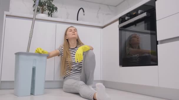 Домохозяйка Чувствует Сонливость После Окончания Уборки Сидя Чистом Полу Шваброй — стоковое видео