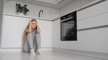 Depresyondan başını ve saçlarını tutan 35 yaşındaki yorgun kadın yorgun ve tedirgin. Genç yaşta sağlık sorunları.