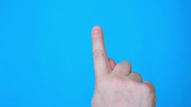 Erkek eli dokunuyor, tıkırdıyor, dokunuyor ve mavi renkli ekrana vuruyor. Sayfaları çevir. Akıllı telefonlar, tabletler ya da dokunmatik ekran aygıtları için kullan.