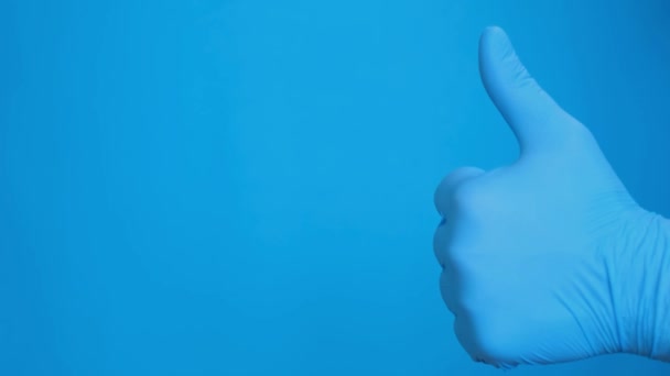 Kéz Kék Kesztyű Mutatja Hüvelykujj Fel Elszigetelt Kék Háttér Ember — Stock videók