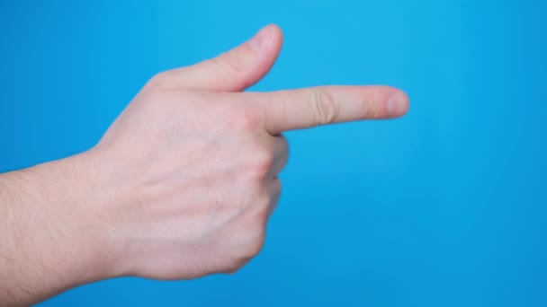 一个男人在蓝色的屏幕上做一个大拇指的手势 使用平板电脑 智能手机 触摸屏的概念 — 图库视频影像