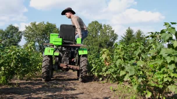 Ein Arbeiter Steigt Einen Mini Traktor Seinen Garten Bewirtschaften Arbeit — Stockvideo