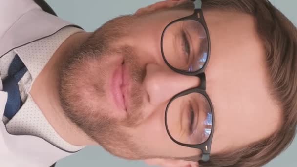 Großaufnahme Porträt Eines Jungen Arztes Mit Brille Blickt Die Kameralinse — Stockvideo