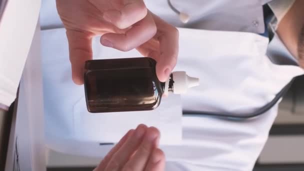 Θεραπευτής Δείχνει Βάζο Χάπια Μιλάμε Για Ασθενή Απευθείας Σύνδεση Κάθεται — Αρχείο Βίντεο
