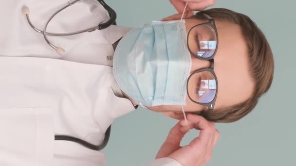 Porträt Eines Arztes Der Eine Schutzmaske Ablegt Isoliert Auf Einem — Stockvideo
