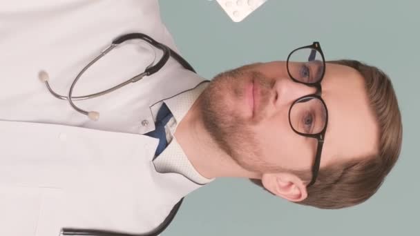 안경에 의사는 보여주고 그들을 않습니다 스튜디오의 배경에있는 의사의 초상화 비디오 — 비디오