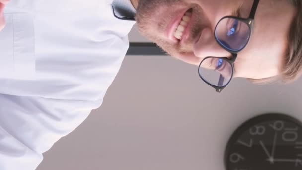 Молодий Чоловік Лікар Який Проводить Онлайн Відео Консультації Ноутбуці Своєму — стокове відео