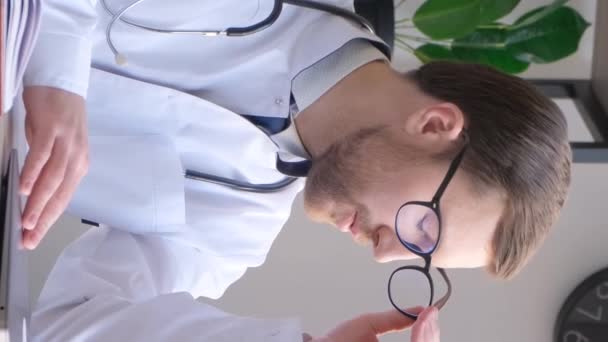 Przygnębiony Lekarz Zdejmuje Okulary Masuje Nos Koncepcja Przeciążenia Lekarz Bólem — Wideo stockowe