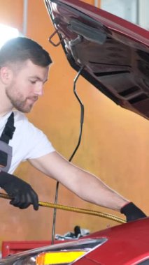 Modern bir arabanın motorunun yağını değiştirmek. Arabaların profesyonel onarımı ve bakımı. Dikey video