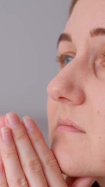 Çekici bir yüzü olan genç bir kadının psikolojik sorunları vardır. Endişe, depresyon ve hayal kırıklığı hisseder. İstenmeyen bir hamilelik yüzünden yas tutuyor. Dikey video