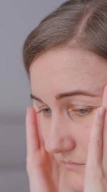 Psikolojik problemleri olan bir kadının yakın plan çekiminde, anksiyete duygusu vardır. Depresyondaki hayal kırıklığına uğramış yalnız kadın. Dikey video