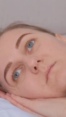 Avrupalı bir kadın iş yorgunluğundan dolayı uykusuzluk çekiyor. Kadın yorgun ve depresyonda. Dikey video