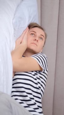 Avrupalı bir kadın iş yorgunluğundan dolayı uykusuzluk çekiyor. Kadın yorgun ve depresyonda. Dikey video