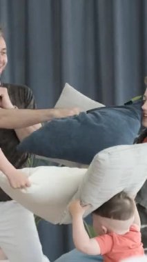 Bir aile yatak odalarında yastıklarla kavga ederken eğlenir, kahkaha ve gülümsemeyle dolu. Çok eğlenceliler ve boş zamanlarının tadını çıkarıyorlar. Dikey video